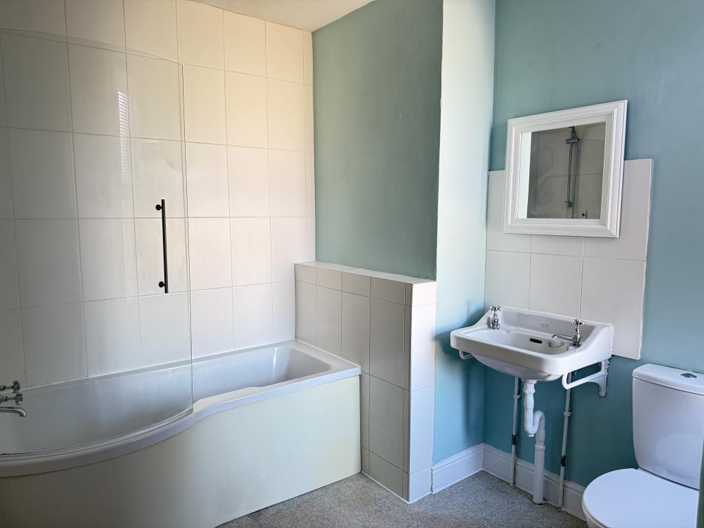 Lot: 123 - TERRACED HOUSE READY FOR OCCUPATION OR INVESTMENT - Bathroom on first floor